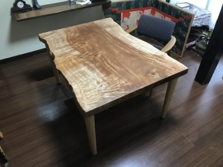 新発田市のＳ様邸へ123幅栃材テーブル、腰に優しい椅子をお届けしました！