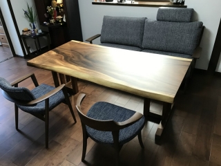 胎内市のM様邸へ182幅モンキーポット材テーブル・3人掛けソファ・アームチェアをお届けしました！