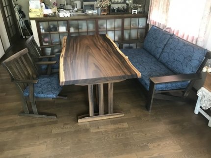 新発田市のY様邸へ182幅モンキーポット材テーブル、3人掛けソファ、アームチェアをお届けしました！