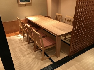 新潟市中央区の【よしの寿し】様に北海道産春楡材テーブル・チェアをお届けしました！