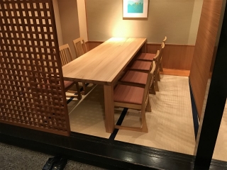 新潟市中央区の【よしの寿し】様に北海道産春楡材テーブル・チェアをお届けしました！