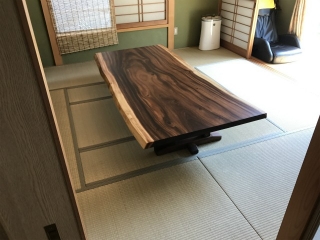 栃木県のＳ様邸へ200幅モンキーポット材フロアテーブルをお届けしました！