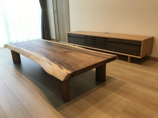 新潟市のＴ様邸へ182幅一枚板モンキーポット材フロアテーブル・180幅ＴＶボードをお届けしました！