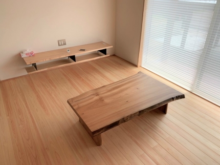 新潟市のＴ様邸へ135幅一枚板楠材フロアテーブル・ダイニングチェアをお届けしました！