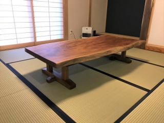 阿賀野市のＫ様邸へ167幅一枚板タブノキ材フロアテーブルをお届けしました！