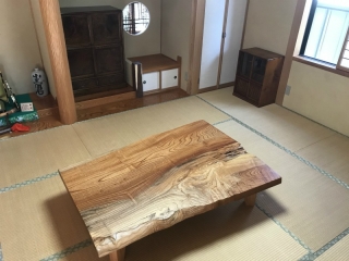 新潟市のO様邸へ147幅一枚板欅材フロアテーブル・85幅総欅和茶棚・52幅栓材無垢和茶棚をお届けしました！
