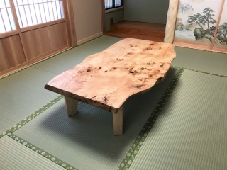 新発田市のO様邸へ167幅一枚板モンキーポット材ダイニングテーブル、136幅一枚板ポプラ材フロアテーブルをお届けしました！