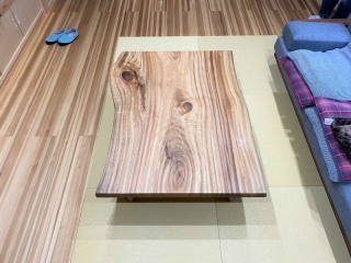 村上市のＳ様邸へ121幅一枚板楠材フロアテーブルをお届けしました！