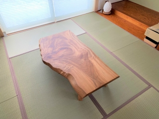 新潟市のY様邸へ138幅一枚板楠材フロアテーブルをお届けしました！