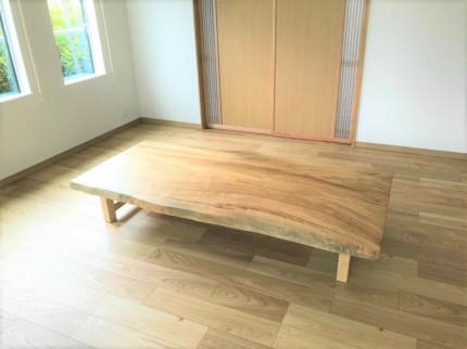 阿賀野市のW様邸へ196幅一枚板楠材フロアテーブルをお届けしました！