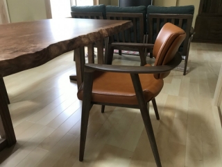 新潟市のS様邸へ181幅一枚板タウン材ダイニングテーブル、腰にやさしい椅子、155幅ウォールナット材ＴＶボードをお届けしました！