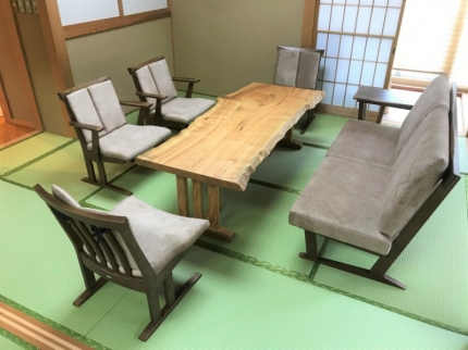 新潟市のH様邸へ179幅一枚板楠材テーブル、LDチェア、LDベンチをお届けしました！