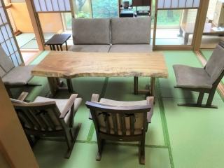 新潟市のH様邸へ179幅一枚板楠材テーブル、LDチェア、LDベンチをお届けしました！