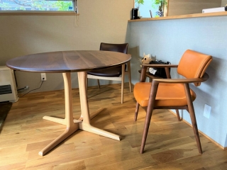 新潟市のW様邸へ105丸ウォールナット材ダイニングテーブル、腰にやさしい椅子をお届けしました！