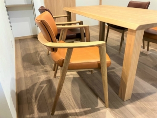 新潟市のS様邸へ160幅春楡材ダイニングテーブル、腰にやさしい椅子をお届けしました！