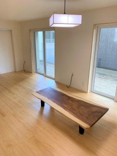 新潟市のA様邸へ167幅一枚板モンキーポット材フロアテーブル、81幅一枚板楠材フロアテーブルをお届けしました！