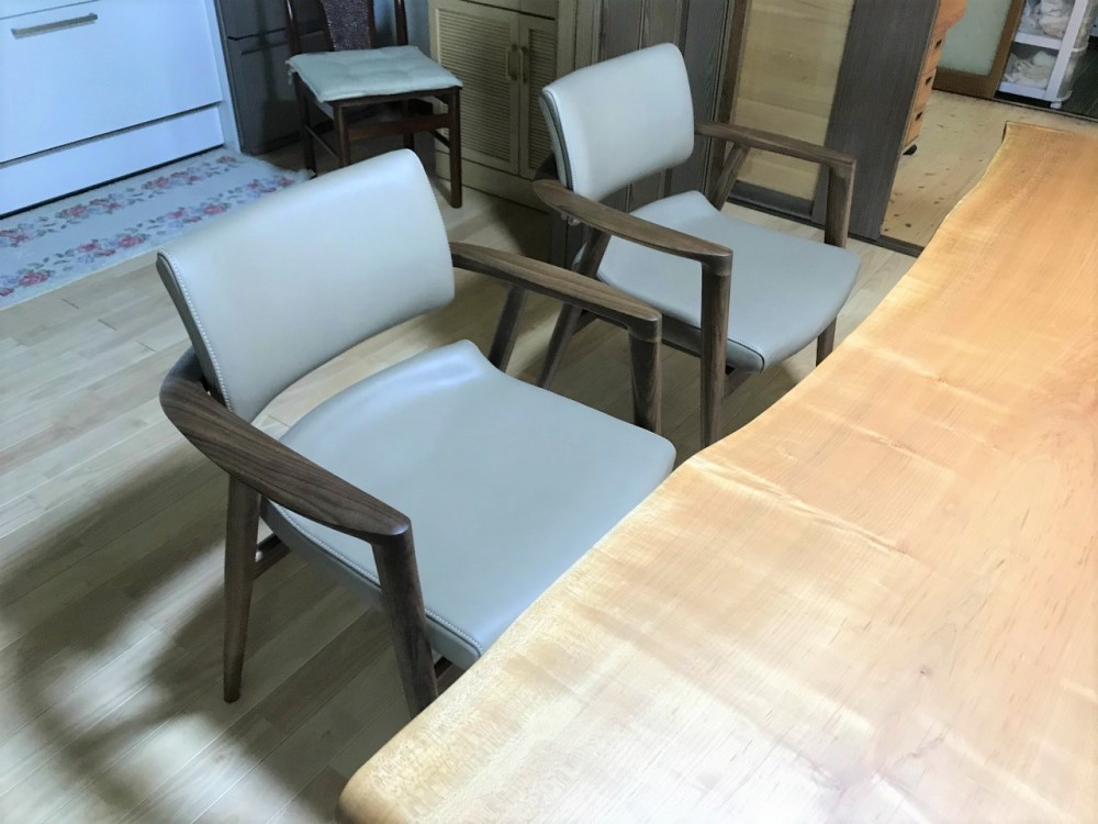【180幅山桜材ダイニングテーブル】【腰にやさしい椅子】お届けしました！