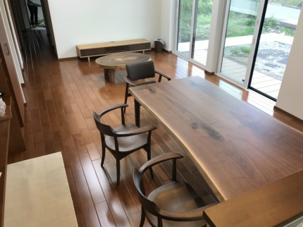 阿賀町のＭ様邸にダイニングセット・フロアテーブル・テレビボードをお届けしました！