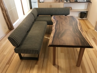 新潟市のＫ様邸にモンキーポット材ダイニングテーブル、コーナーベンチをお届けしました！