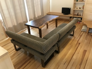 新潟市のＫ様邸にモンキーポット材ダイニングテーブル、コーナーベンチをお届けしました！
