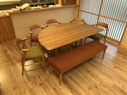 村上市のS様邸にナラ材半円ダイニングテーブルセット、ベッドをお届けしました！