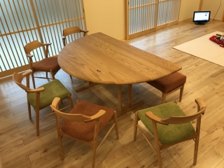 村上市のS様邸にナラ材半円ダイニングテーブルセット、ベッドをお届けしました！
