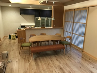 村上市のS様邸にナラ材半円ダイニングテーブルセット、ベッドをお届けしました！