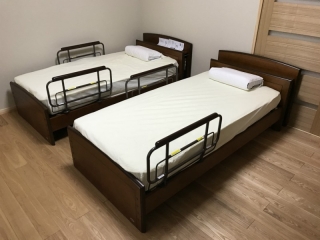 村上市のS様邸にナラ材半円ダイニングテーブルセット、ベッドをお届けしました！