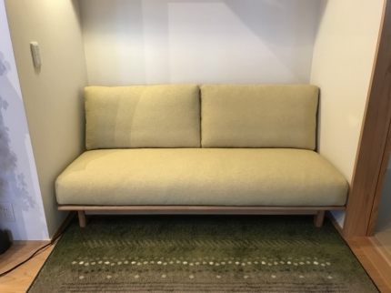 新潟市のH様邸に2.5人掛けナラ材ソファをお届けしてきました！