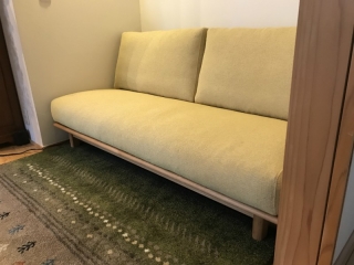 新潟市のH様邸に2.5人掛けナラ材ソファをお届けしてきました！
