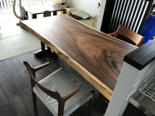 新発田市のＭ様邸にモンキーポット材ダイニングテーブル、ちょい肘チェアをお届けしました！
