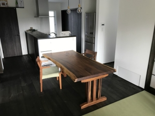 新発田市のＭ様邸にモンキーポット材ダイニングテーブル、ちょい肘チェアをお届けしました！