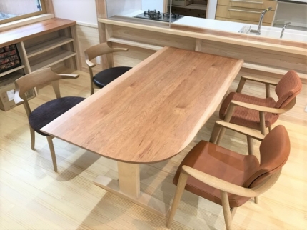 胎内市のＳ様邸へシュリ桜材特注ダイニングテーブル、本革アームチェアなどをお届けしました！