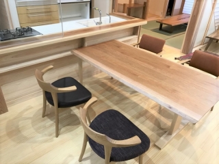 胎内市のＳ様邸へシュリ桜材特注ダイニングテーブル、本革アームチェアなどをお届けしました！