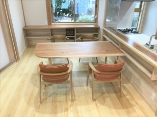 胎内市のＳ様邸へシュリ桜材特注ダイニングテーブル、本革アームチェアなどをお届けしました！