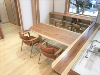 胎内市のＳ様邸へシュリ桜材特注ダイニングテーブル、本革アームチェアなどをお届けしました！