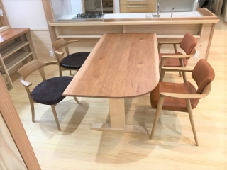 胎内市のＳ様邸へシュリ桜材特注ダイニングテーブル、本革アームチェアなどをお届けしました！