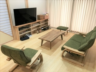 胎内市のＳ様邸へ欅材変形テーブル、1人掛け・2.5人掛けりクライナー、楠材センターテーブルなどをお届けしました