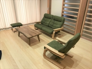 胎内市のＳ様邸へ欅材変形テーブル、1人掛け・2.5人掛けりクライナー、楠材センターテーブルなどをお届けしました