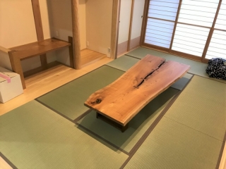 胎内市のＳ様邸へ欅材変形テーブル、1人掛け・2.5人掛けりクライナー、楠材センターテーブルなどをお届けしました