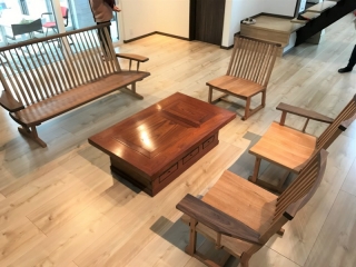 新潟市のＫ様邸へ3人掛け天然木ソファ、ローチェアをお届けしました！