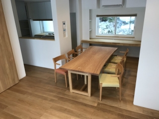 聖籠町のＩ様邸へ215幅北海道産真樺材テーブル、ナラ材アームチェアをお届けしました！