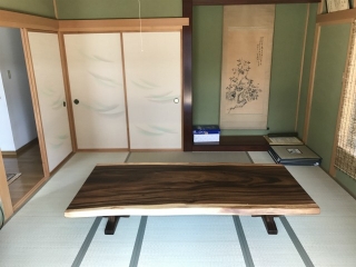 栃木県のＳ様邸へ200幅モンキーポット材フロアテーブルをお届けしました！