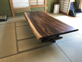 栃木県のＳ様邸へ200幅モンキーポット材フロアテーブルをお届けしました！