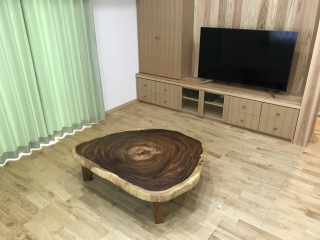 新潟市のＫ様邸へ101～123丸モンキーポット材輪切りテーブルをお届けしました！