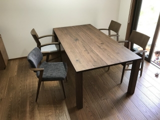 新潟市のＷ様邸へ【200幅ＷＮ材テーブル】【ナラ材アームチェア】を届けしました！