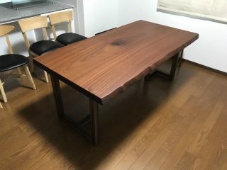 見附市のI様邸へ182幅サぺリ材一枚板ダイニングテーブルをお届けしました！