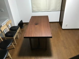 見附市のI様邸へ182幅サぺリ材一枚板ダイニングテーブルをお届けしました！