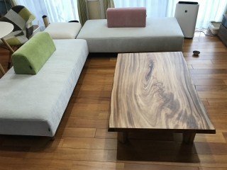 新潟市のK様邸へ122幅楠材フロアテーブルをお届けしました！