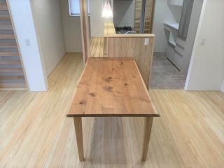 新潟市のＳ様邸へ170幅北海道産朱里桜材ダイニングテーブルをお届けしました！